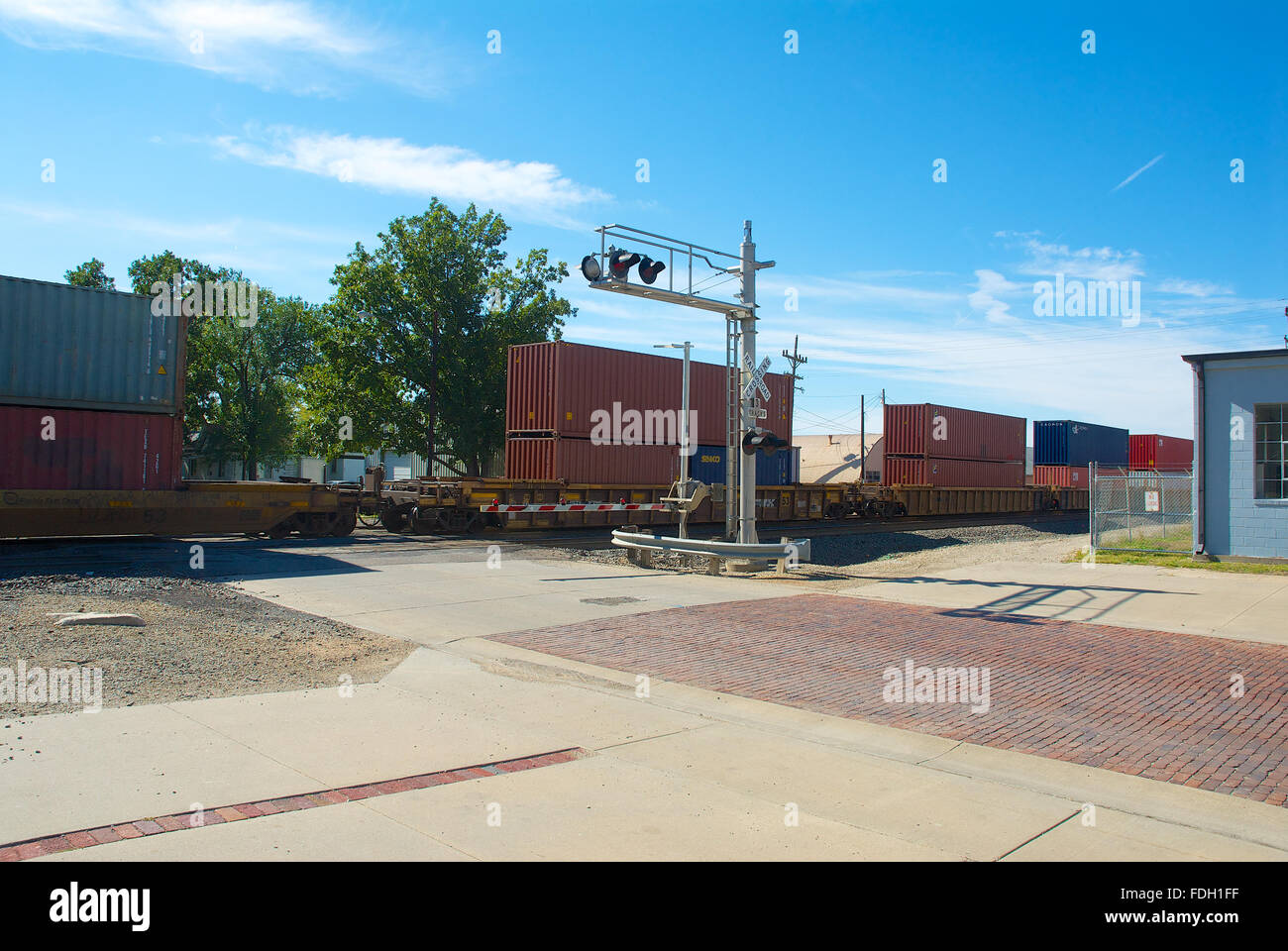 Emporia, Kansas, États-Unis, 20 octobre 2013. La Burlington Northern Santa Fe (BNSF) train dans Emporia Kansas aujourd'hui. Au croisement de la rue Union et 3ème. La BNSF Railway est le deuxième plus grand réseau ferroviaire de fret en Amérique du Nord, deuxième à l'Union Pacific Railroad (son principal concurrent pour le fret de l'ouest des États-Unis), et est l'un des sept chemins de fer de classe 1 en Amérique du Nord. Il y a trois itinéraires transcontinentaux qui offrent des liaisons à haut débit entre l'ouest et l'Est des États-Unis. Les trains de BNSF a parcouru plus de 169 millions de kilomètres en 2010 Credit : Mark Reinstein Banque D'Images