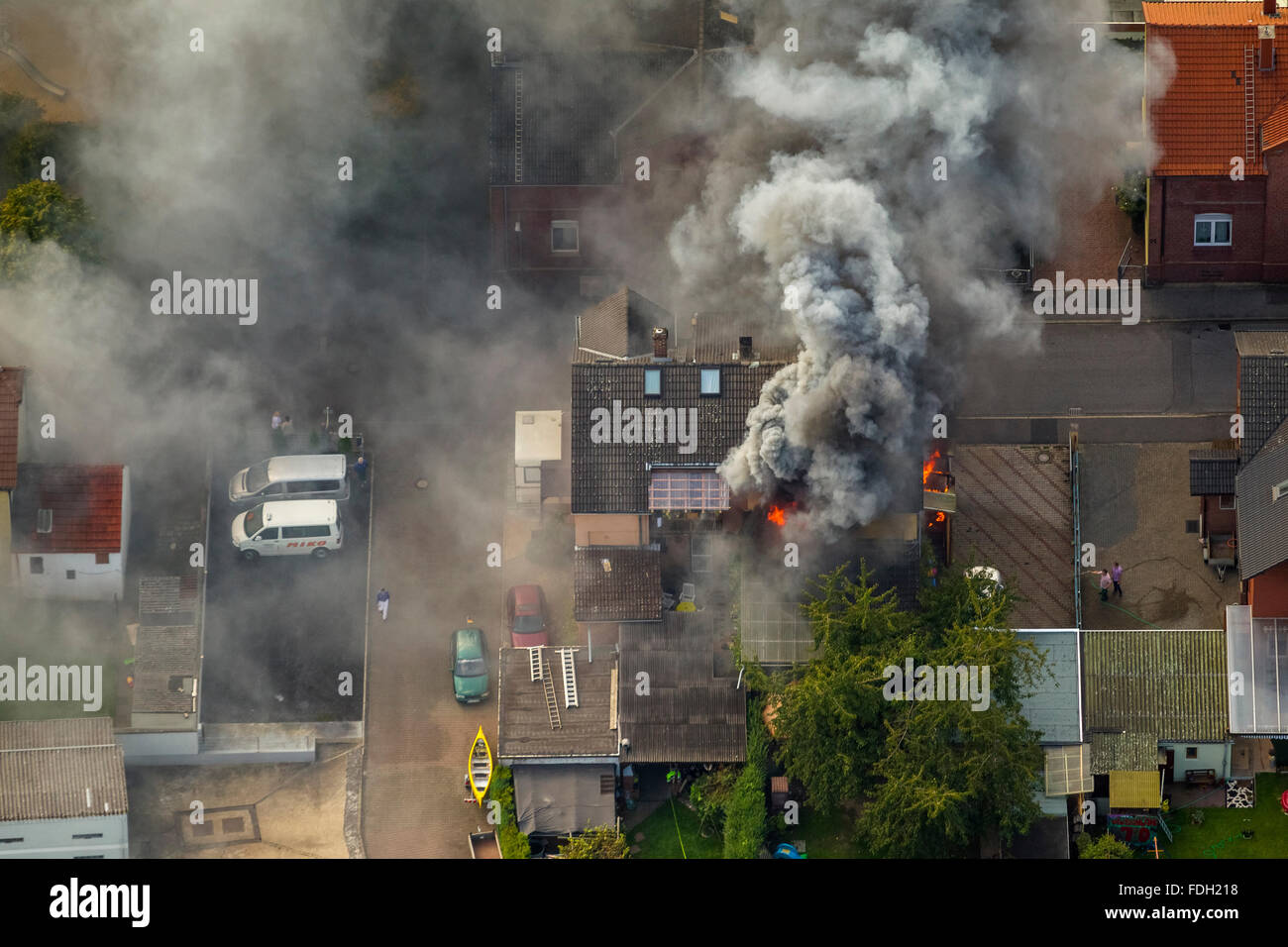 Vue aérienne, incendie, pompiers, incendie dans une mine de charbon maison en feu à la rue Gustav dans Boenen, assurance de dommages, d'incendie Banque D'Images
