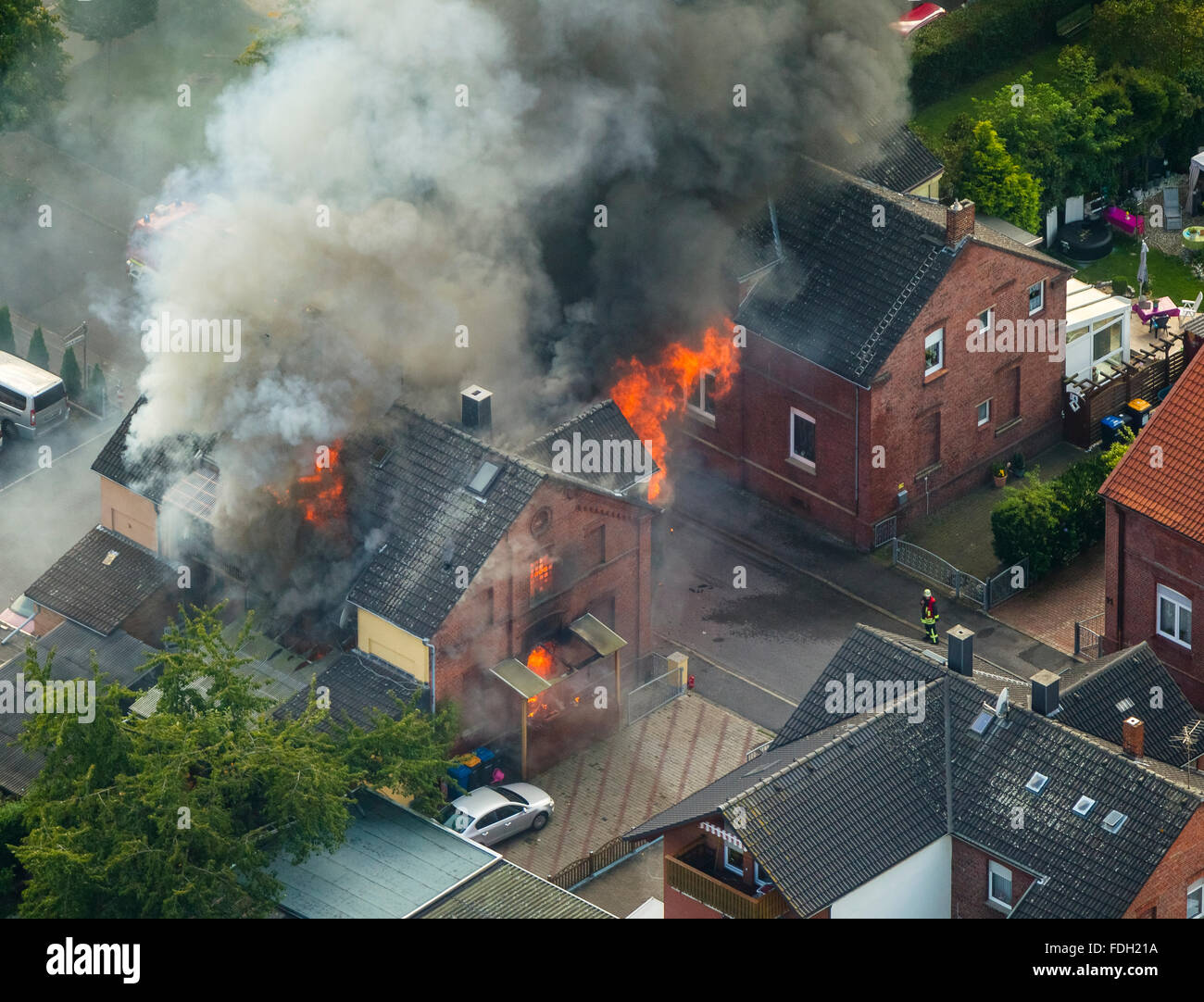 Vue aérienne, incendie, pompiers, incendie dans une mine de charbon maison en feu à la rue Gustav dans Boenen, assurance de dommages, d'incendie Banque D'Images
