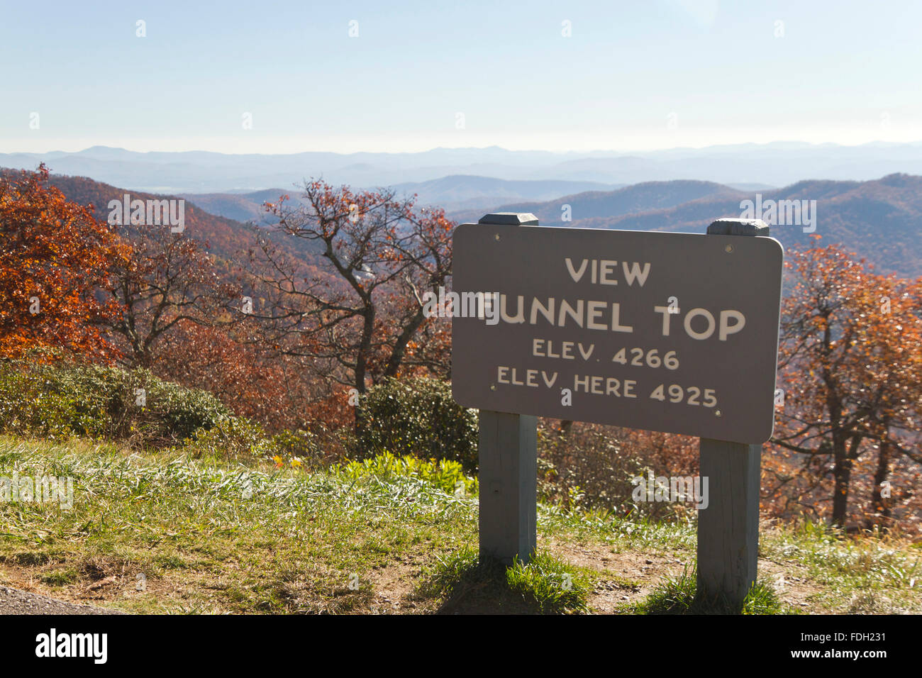 Signer et vue panoramique sur la forêt, colorés couverts des Appalaches à l'automne de 4925, l'altitude haut entonnoir pieds Banque D'Images