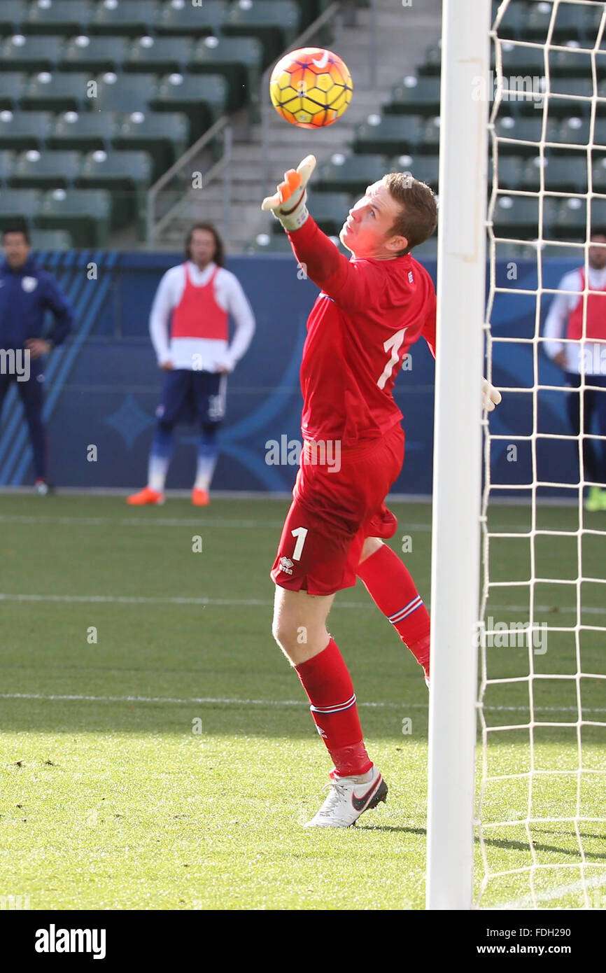 Carson, CA. Jan 31, 2016. L'Islande # 1 Ogmundur Kristinsson ne peut pas atteindre le gagnant du jeu d'aller dans l'en-tête comme USA gagne 3-2 dans le jeu entre l'Islande et les États-Unis, moyeu fusée Center de Carson, en Californie. Photographe : Peter Renner and Co/Cal Sport Media/Alamy Live News Banque D'Images