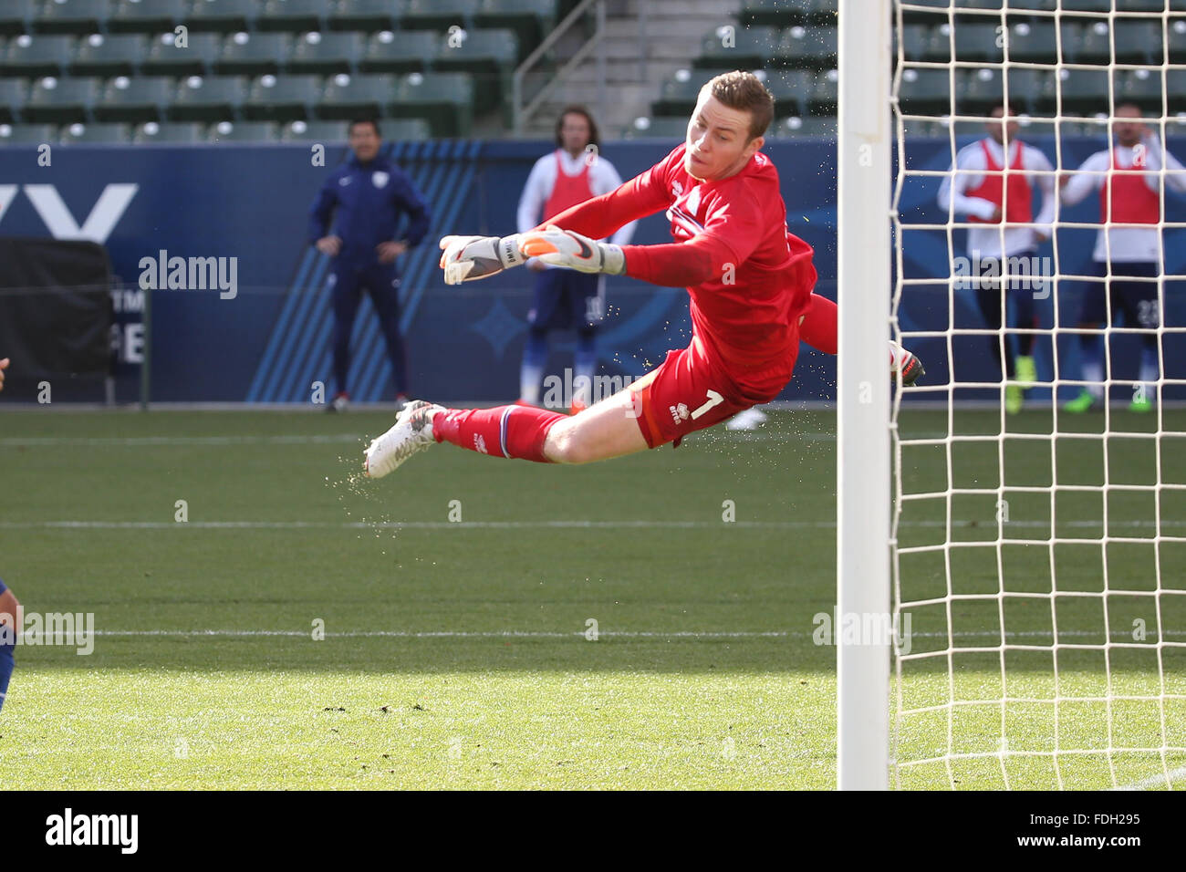 Carson, CA. Jan 31, 2016. L'Islande # 1 Ogmundur Kristinsson ne peut pas atteindre le gagnant du jeu d'aller dans l'en-tête comme USA gagne 3-2 dans le jeu entre l'Islande et les États-Unis, moyeu fusée Center de Carson, en Californie. Photographe : Peter Renner and Co/Cal Sport Media/Alamy Live News Banque D'Images