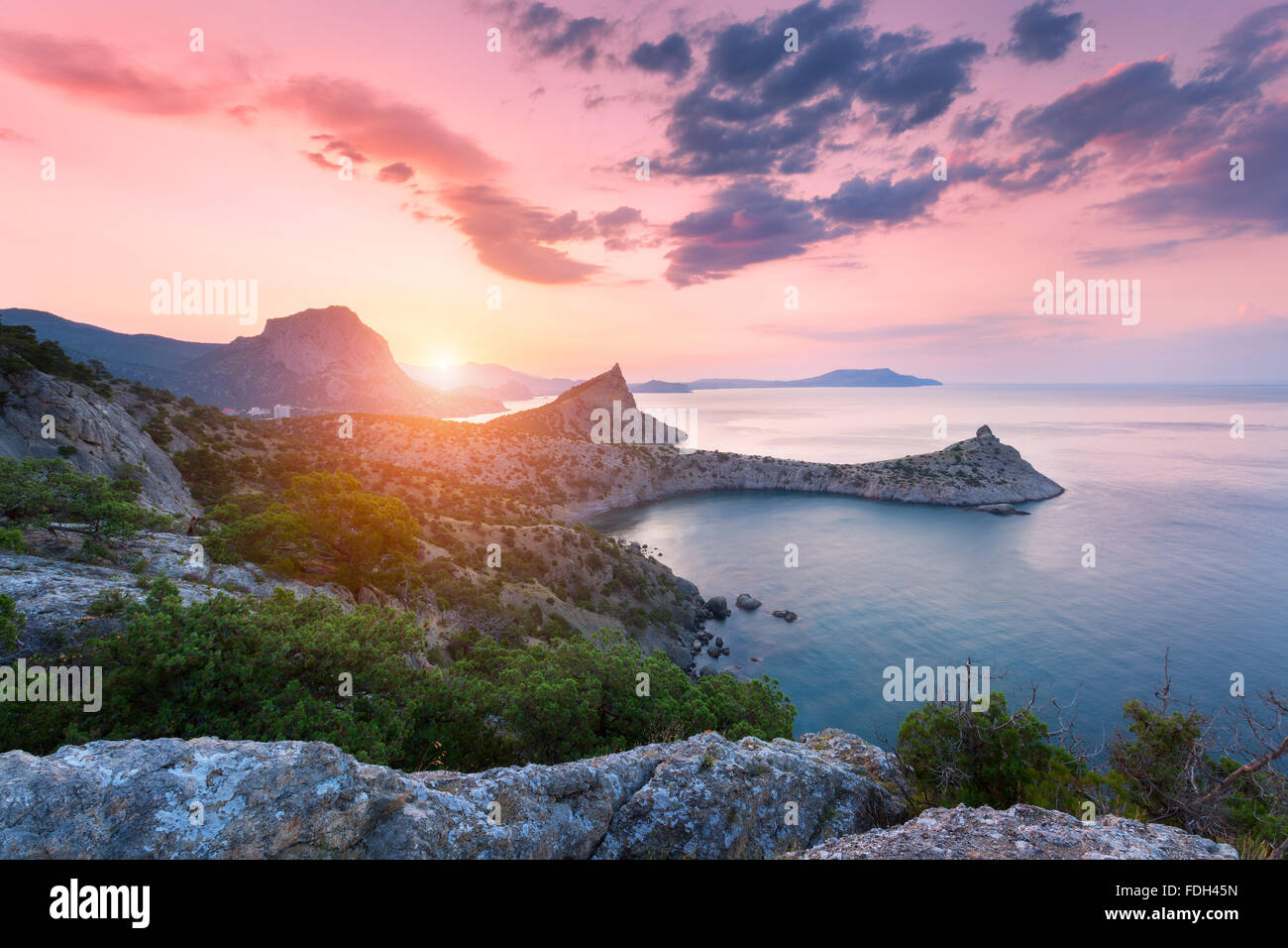 Beau paysage coloré. Lever du soleil dans les montagnes avec vue sur la mer, ciel nuageux et la forêt. Billet d'été Banque D'Images