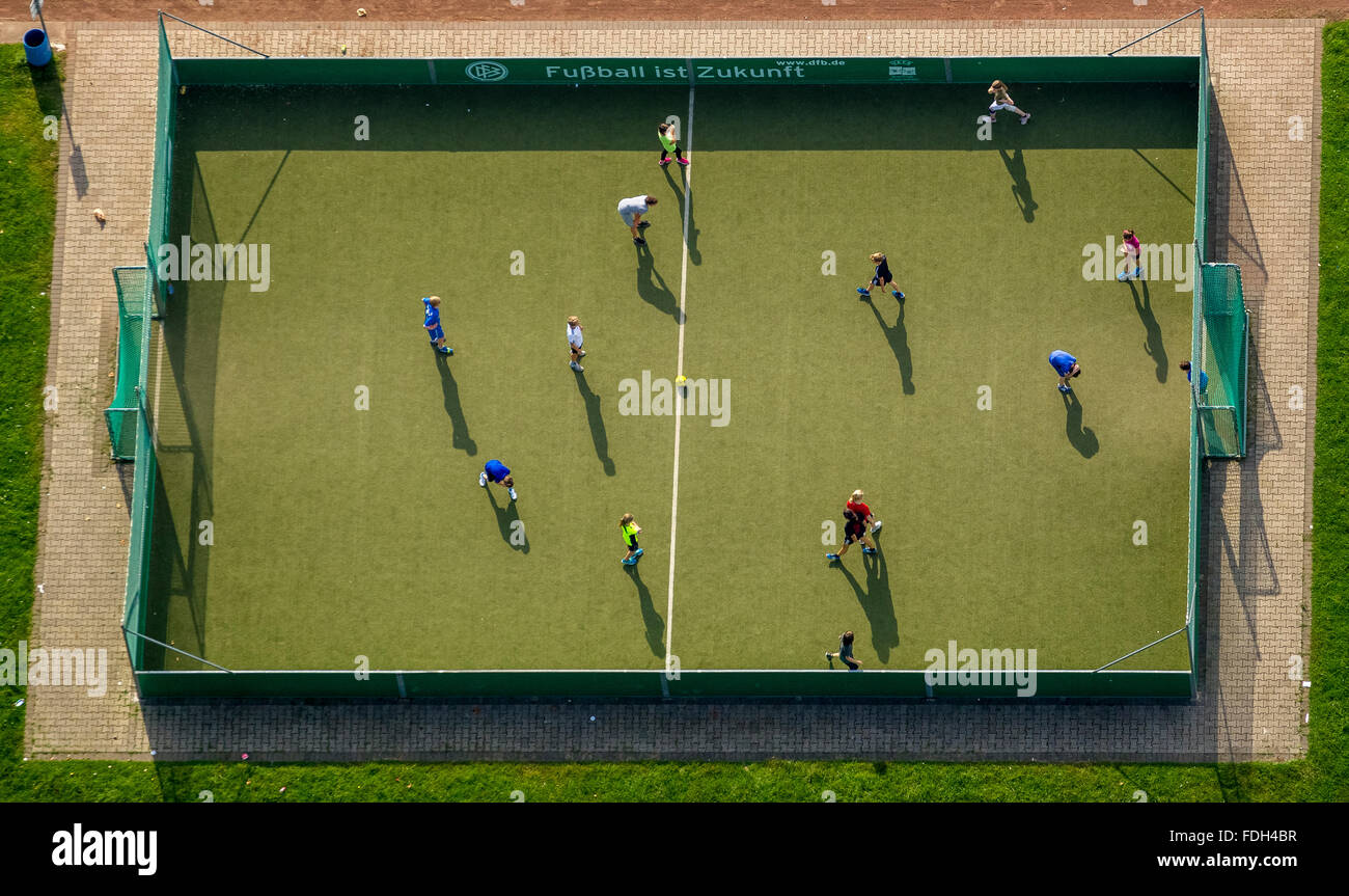 Vue aérienne, le football est l'avenir, à l'infraction, terrain de football de grillons, Dinslaken, Ruhr, Bas-rhin, Banque D'Images