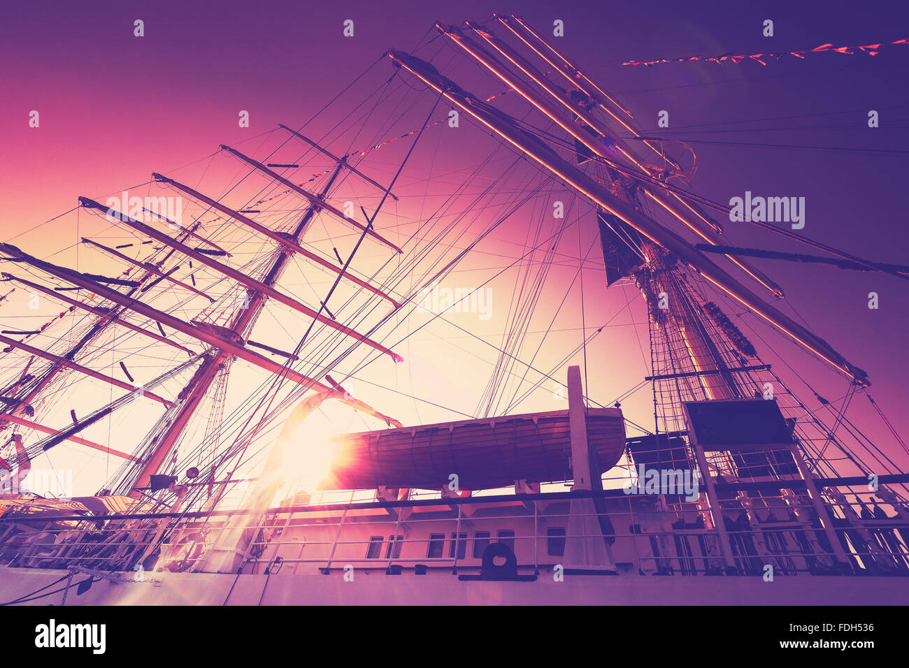 Un filtre vintage vieux gréement au lever du soleil avec l'effet lens flare. Banque D'Images Un filtre vintage vieux gréement au lever du soleil avec l'effet lens flare. Banque D'Images