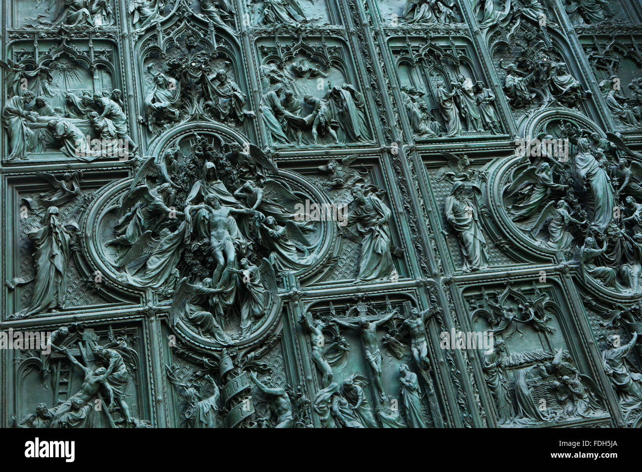 Porte de bronze de la principale cathédrale de Milan (Duomo di Milano) conçu par le sculpteur italien Ludovico Pogliaghi à Milan, Italie. Le b Banque D'Images