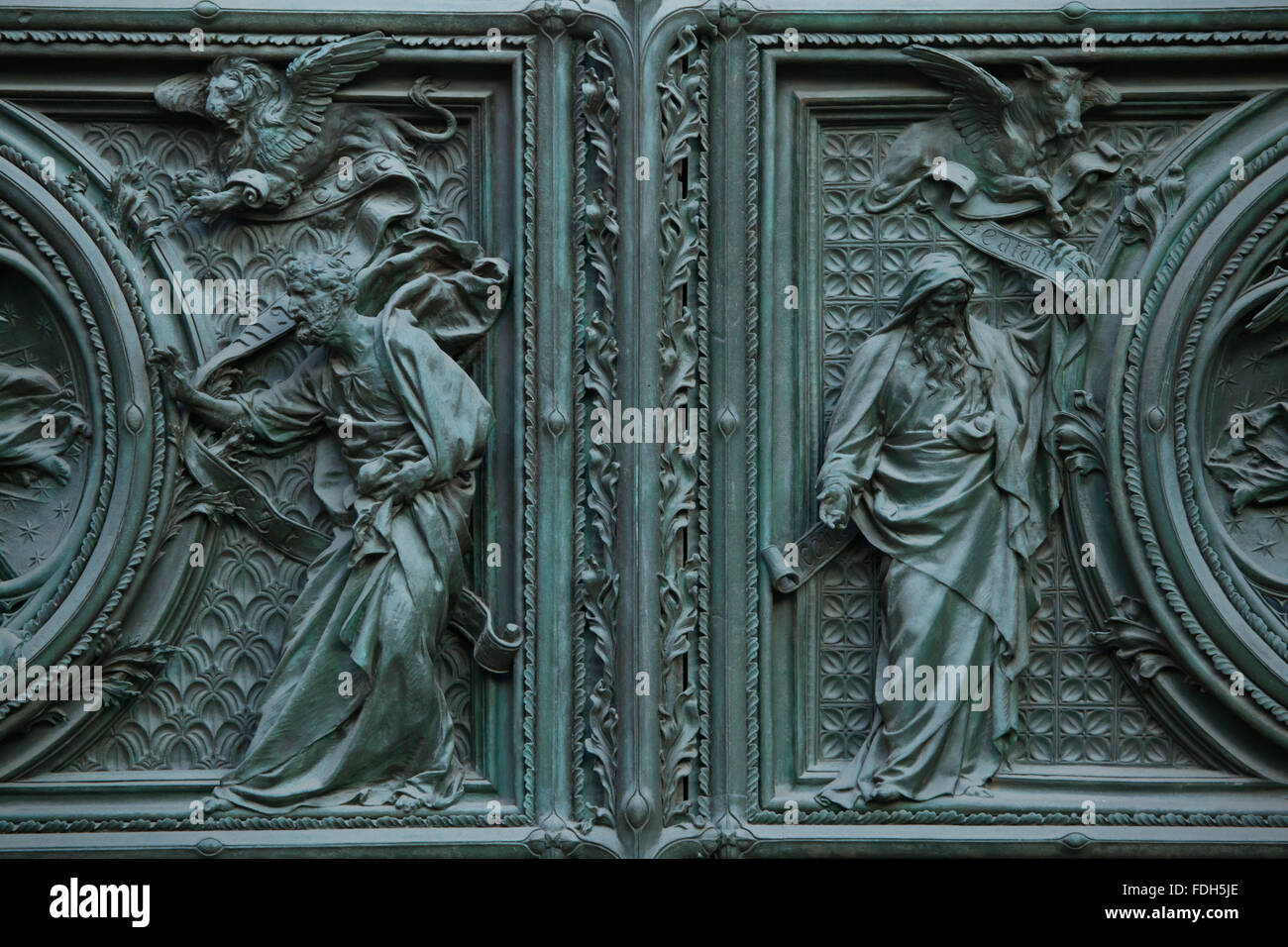 Les évangélistes Saint Marc et saint Luc. Détail de la porte de bronze de la principale cathédrale de Milan (Duomo di Milano) à Milan, Italie. Banque D'Images