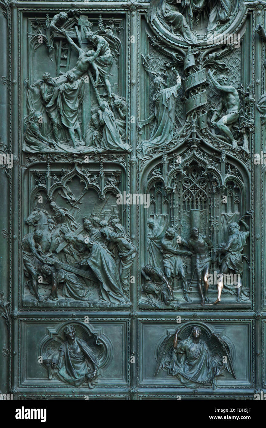 Porte de bronze de la principale cathédrale de Milan (Duomo di Milano) conçu par le sculpteur italien Ludovico Pogliaghi à Milan, Italie. Banque D'Images