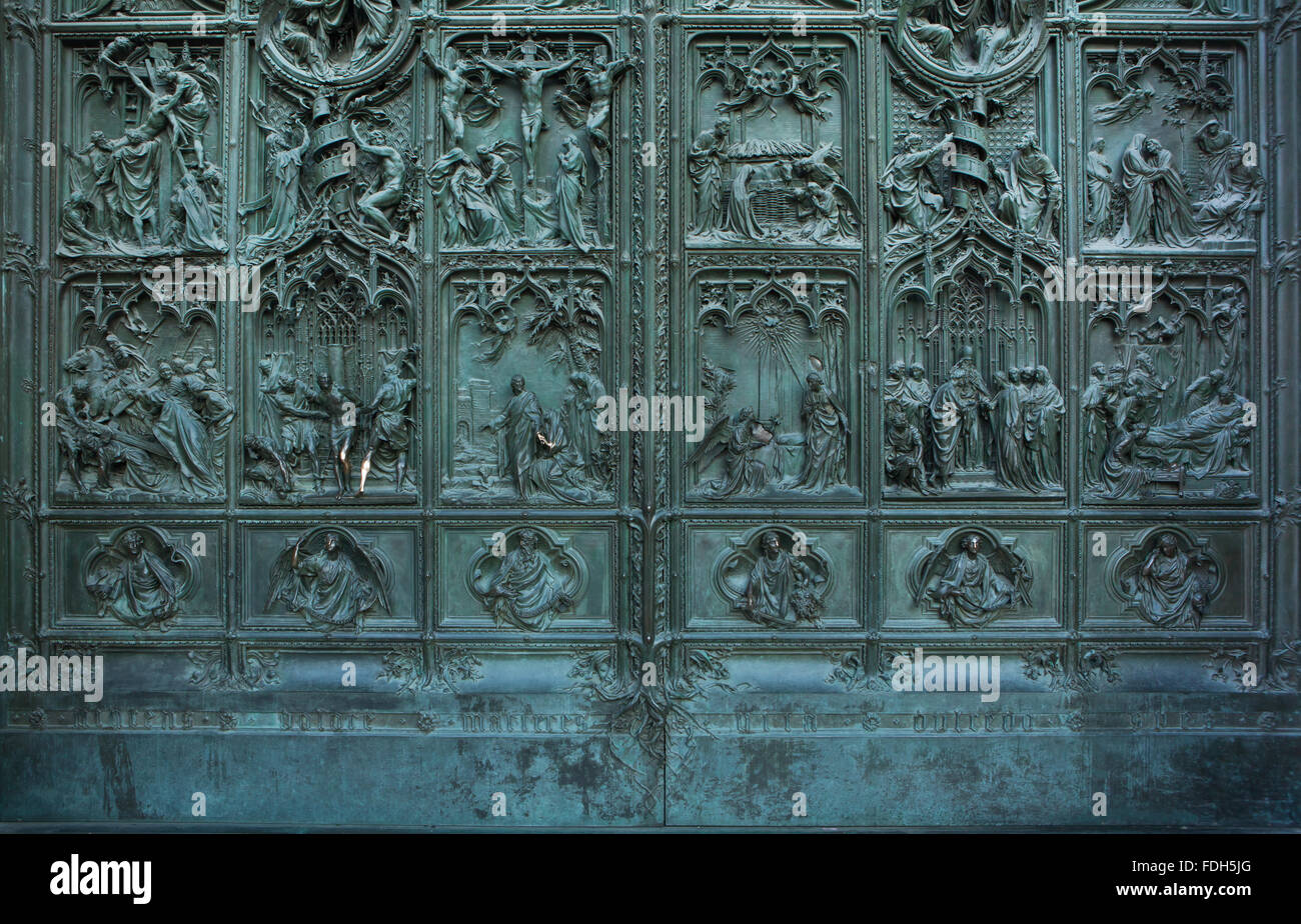 Porte de bronze de la principale cathédrale de Milan (Duomo di Milano) conçu par le sculpteur italien Ludovico Pogliaghi à Milan, Italie. Banque D'Images