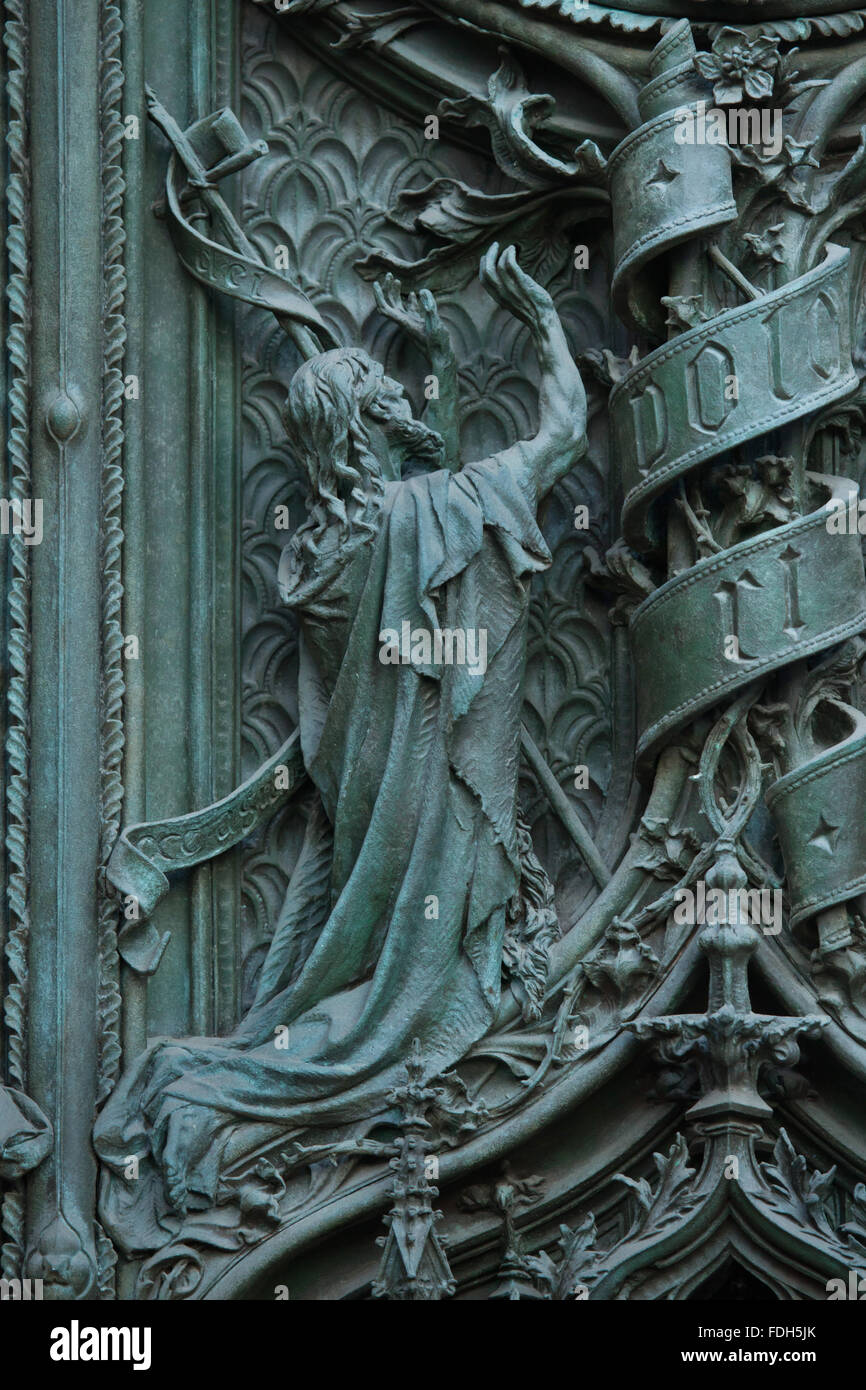 Saint Jean le Baptiste. Détail de la porte de bronze de la principale cathédrale de Milan (Duomo di Milano) à Milan, Italie. Banque D'Images