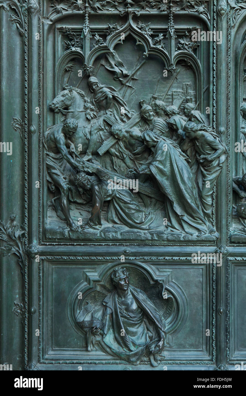 Le Christ portant la croix. Détail de la porte de bronze de la principale cathédrale de Milan (Duomo di Milano) à Milan, Italie. La bronze d Banque D'Images
