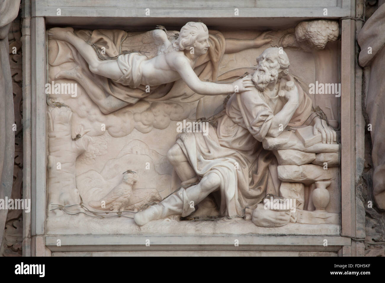 Elie dans le désert. En relief par le sculpteur par Dionigi Bussola sur la façade principale de la cathédrale de Milan (Duomo Banque D'Images Elie dans le désert. En relief par le sculpteur par Dionigi Bussola sur la façade principale de la cathédrale de Milan (Duomo Banque D'Images