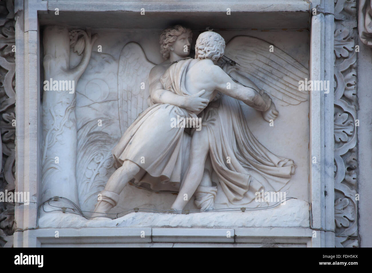 Jacob lutte avec l'ange. En relief sur la façade sud de la cathédrale de Milan (Duomo di Milano) à Milan, Lombardie, JE Banque D'Images