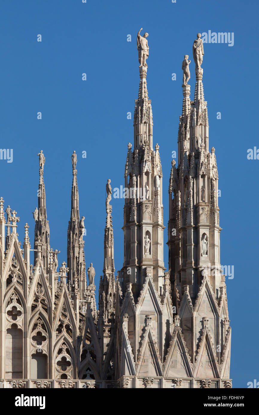 En statues de saints sur les flèches de la cathédrale de Milan (Duomo di Milano) à Milan, Lombardie, Italie. Banque D'Images