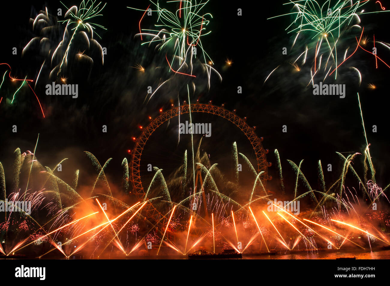 La nouvelle année de Londres 2016 Feu d'artifice au London Eye. Prises à partir de la statue de la RAF sur la rive nord de la Tamise. Comprend : Voir Où : London, Royaume-Uni Quand : 31 déc 2015 Banque D'Images