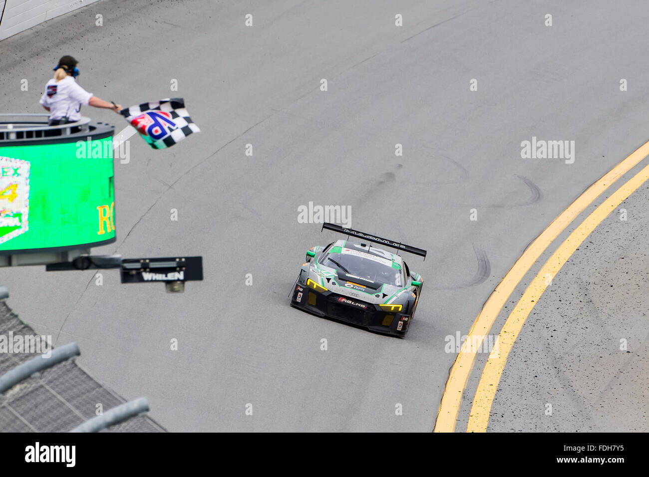 Daytona Beach, FL, USA. Jan 31, 2016. Daytona Beach, FL - Jan 31, 2016 : Le Magnus Racing Audi prend le drapeau à damier de la Rolex 24 à Daytona à Daytona International Speedway de Daytona Beach, FL. © csm/Alamy Live News Banque D'Images