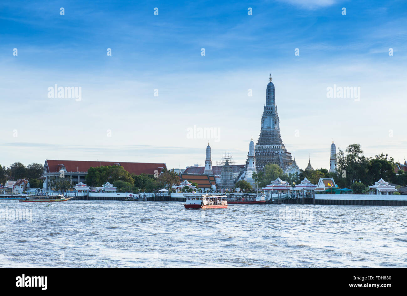 Wat Arun dans la rivière Chao Phraya, Bangkok, Thaïlande Banque D'Images