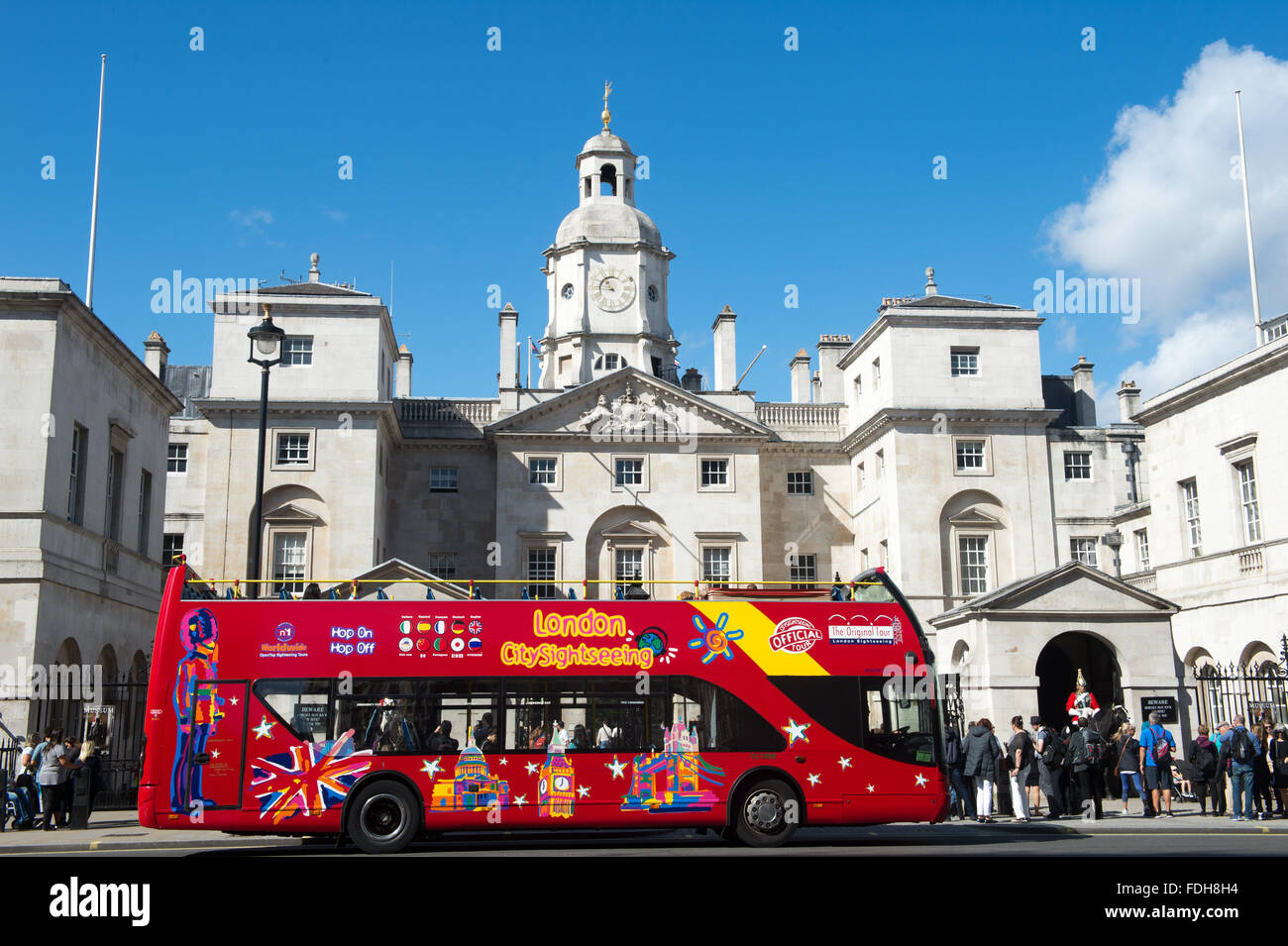 Double Decker tour bus en face de la Horse Guards Parade à Londres, en Angleterre. Banque D'Images