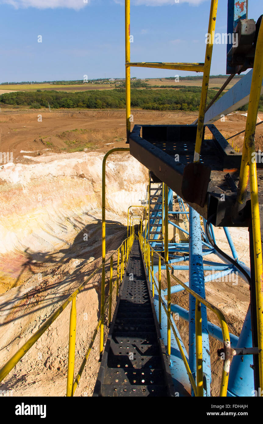 La plate-forme du haut de la rampe énorme pelle minière d'argile, des escaliers vers le bas Banque D'Images