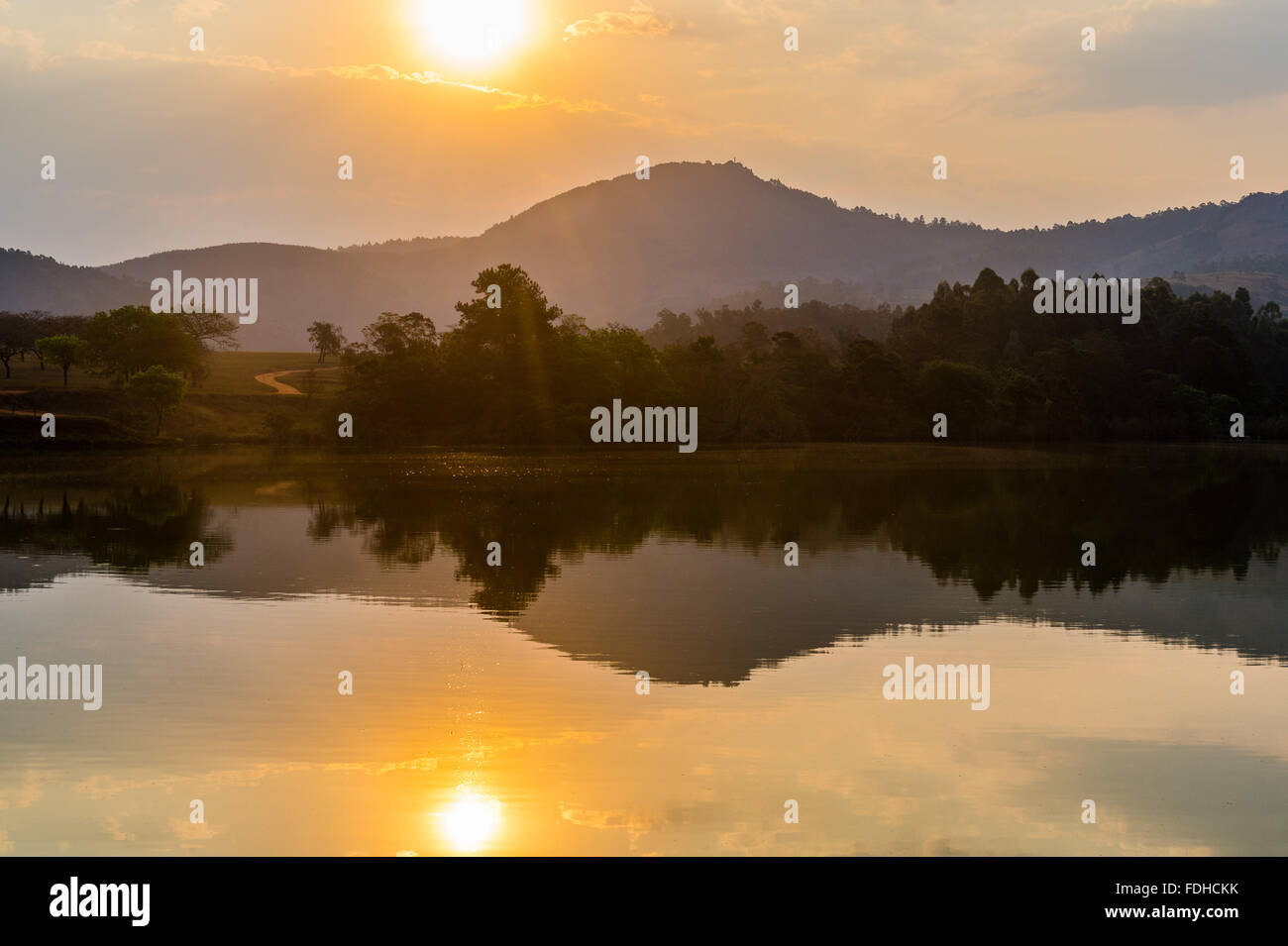 Reflet d'une montagne au coucher du soleil sur un lac de Mlilwane Wildlife Sanctuary au Swaziland, Afrique. Banque D'Images