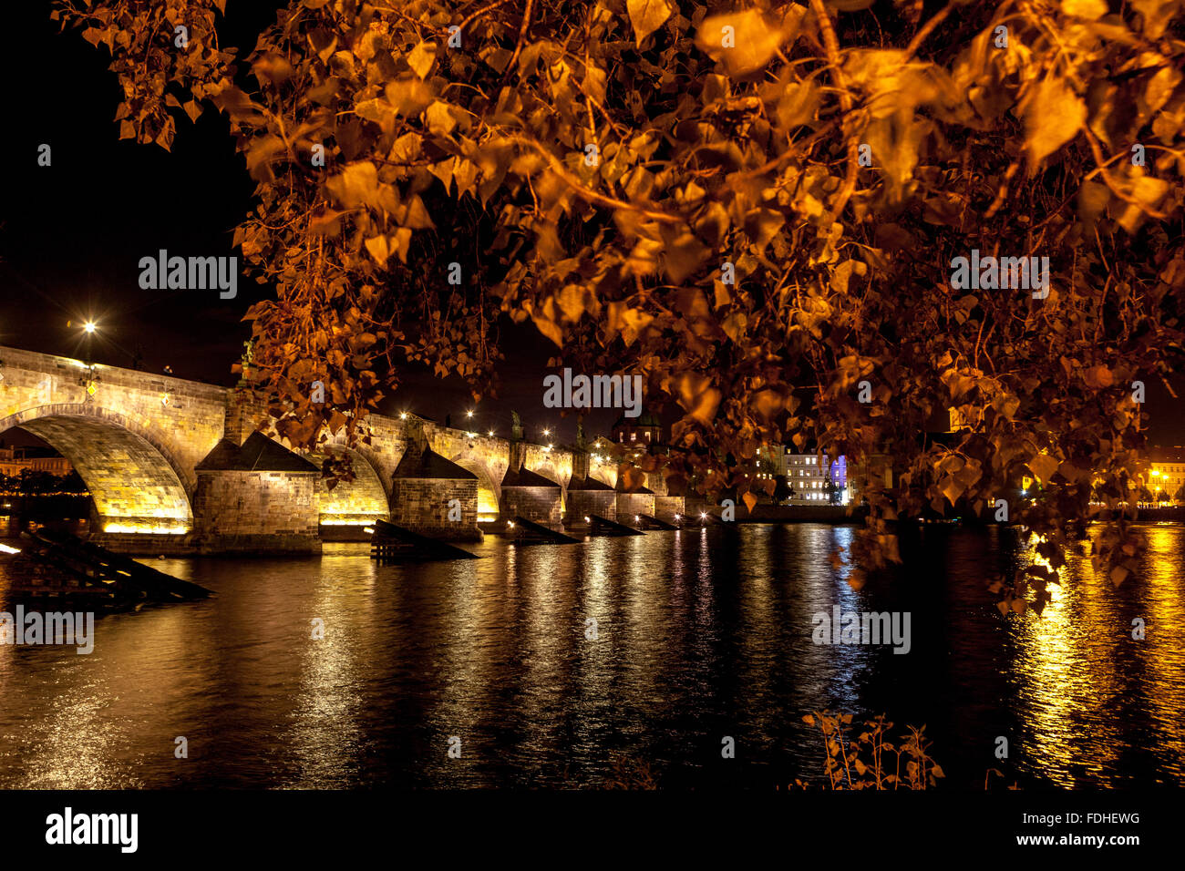 Allumé en automne le Pont Charles, Prague, République Tchèque Banque D'Images