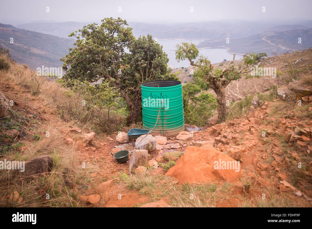 L'approvisionnement en eau dans la montagne dans la région de Hhohho Swaziland, Afrique. Banque D'Images