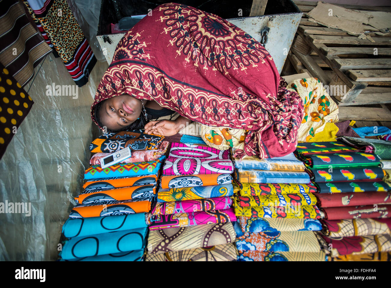 Jeune femme africaine vente de tissu à motifs à la production de gros Manzini et marché artisanal au Swaziland, l'Afrique Banque D'Images