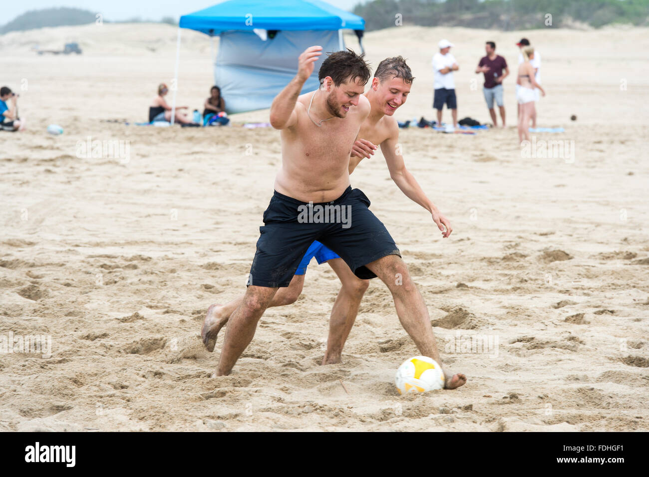 Les jeunes hommes jouant au football sur la plage à Sainte Lucie, Kwazulu-Natal, Afrique du Sud - Parc iSimangaliso Wetland Park Banque D'Images