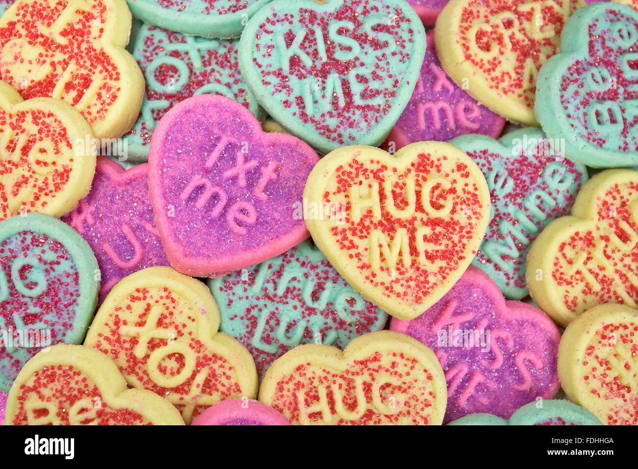 Valentine cookies sucre avec messages d'amour. Banque D'Images