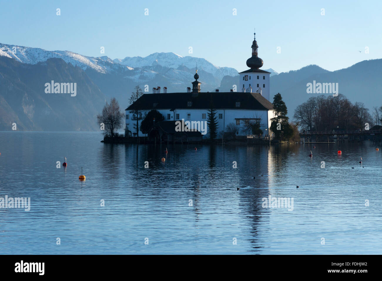 Schloss ort à Gmunden, en Autriche, avec des montagnes enneigées en arrière-plan Banque D'Images