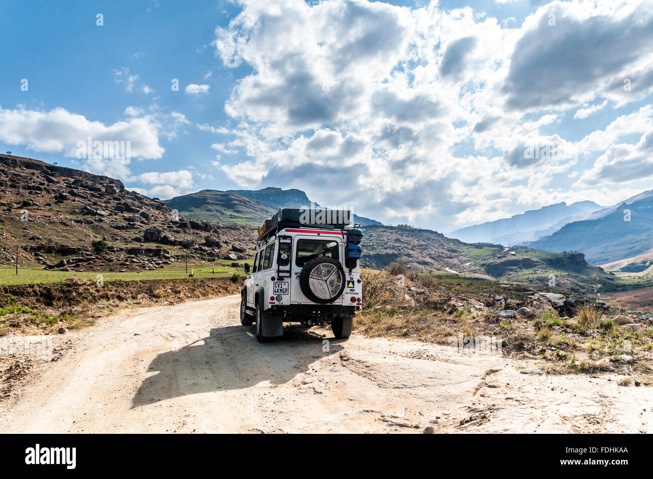 Land Rover Defender en stationnement sur une route de terre dans la région de Sani Pass entre Afrique du Sud et au Lesotho Banque D'Images