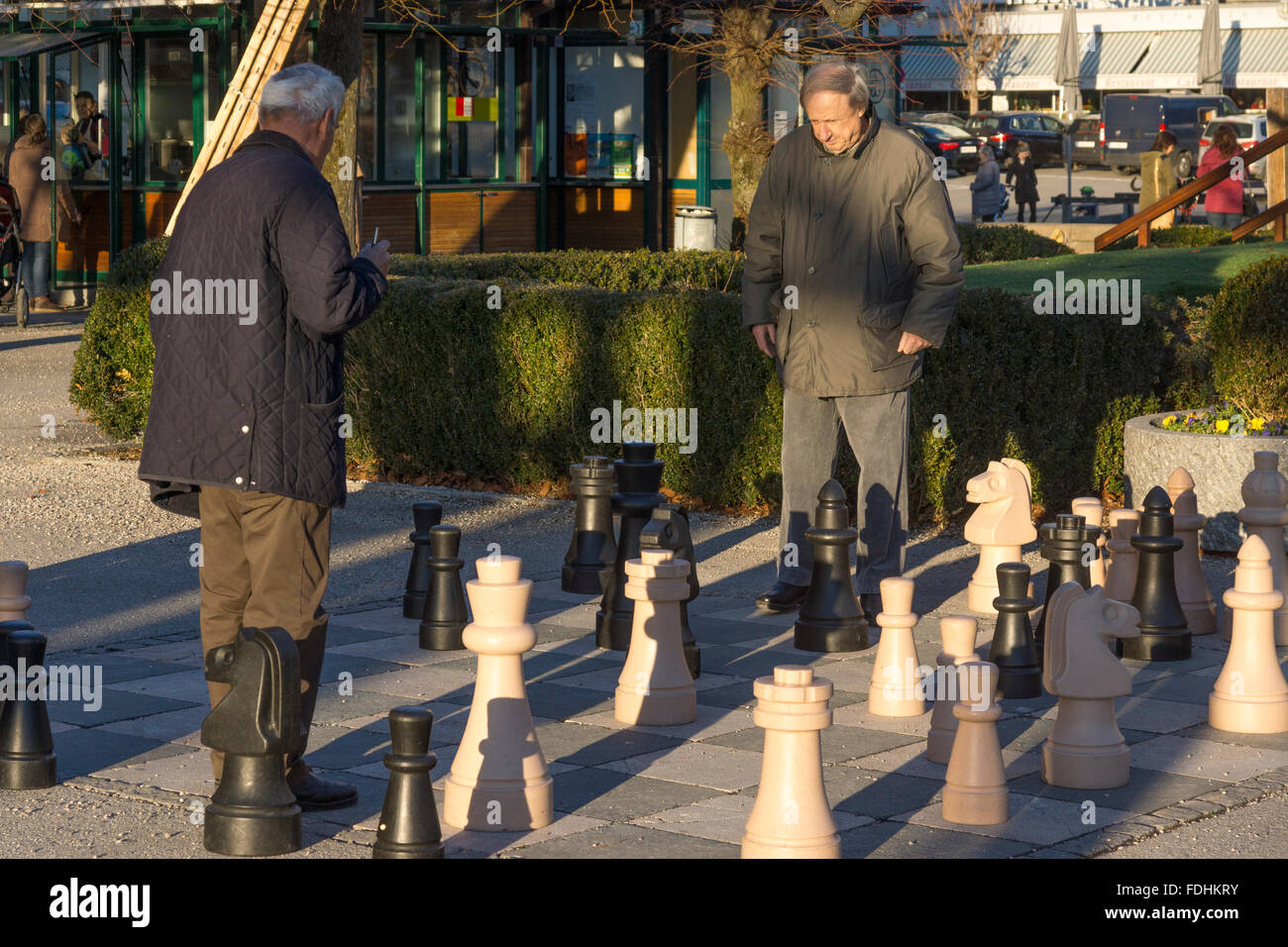 Deux hommes jouant aux échecs à Gmunden, Haute Autriche Banque D'Images