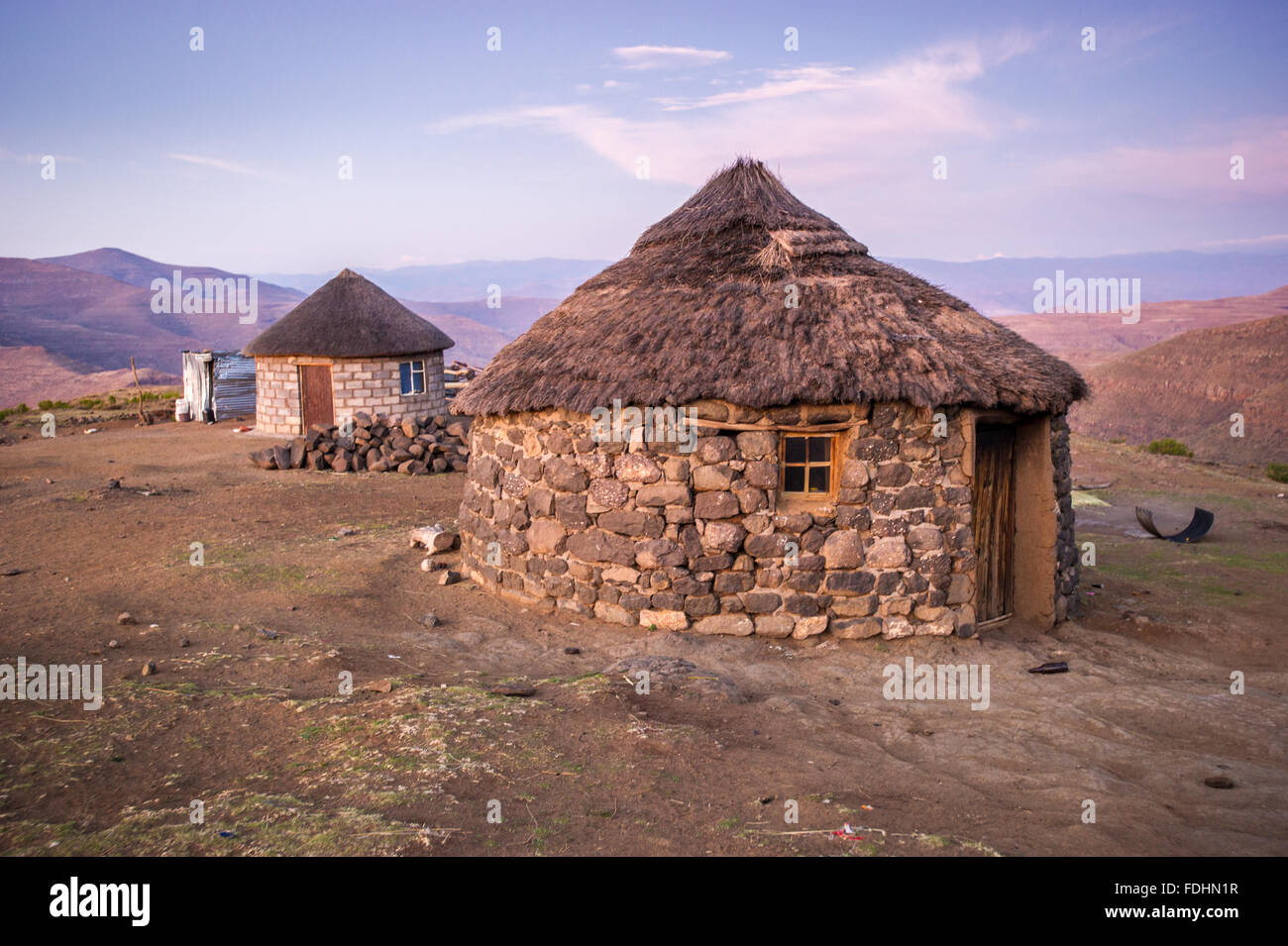 Huttes au lever du soleil dans les montagnes du Lesotho, Afrique Banque D'Images