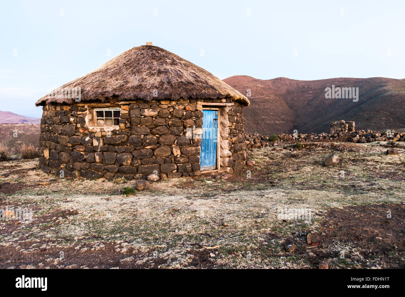 Village hutte avec une porte bleue dans la région de Sani Pass, le Lesotho, l'Afrique. Banque D'Images