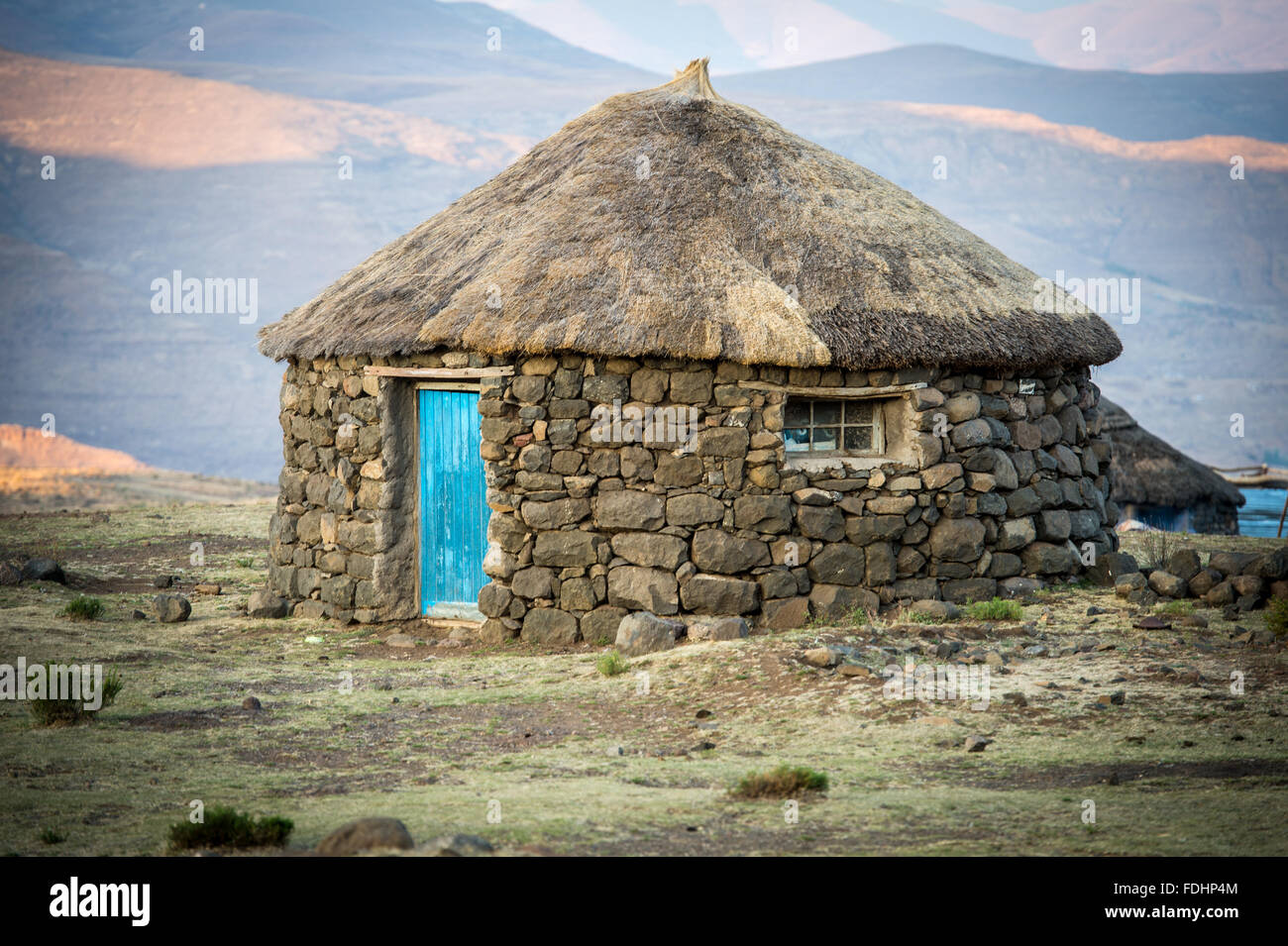 Village hutte avec une porte bleue dans la région de Sani Pass, le Lesotho, l'Afrique. Banque D'Images