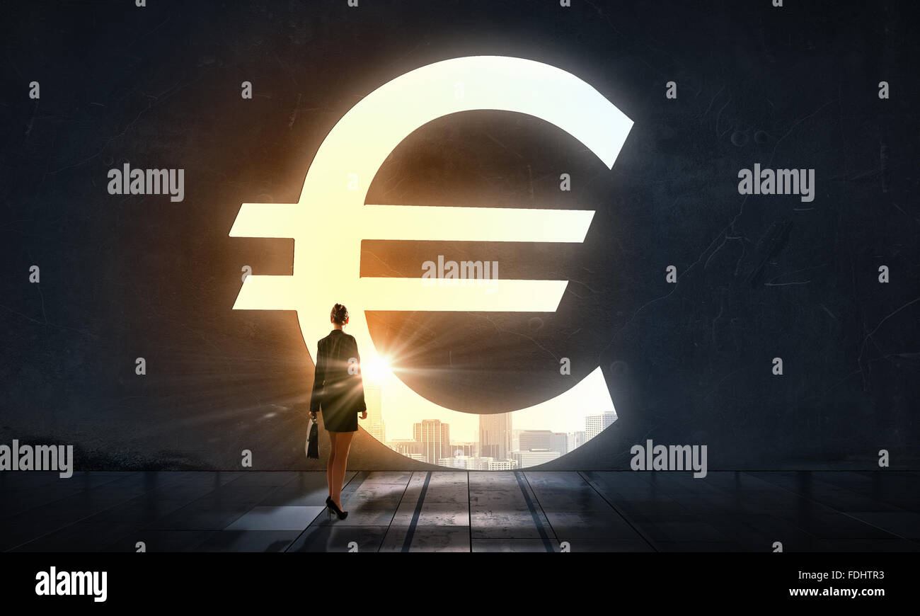 Silhouette of man à la lumière des grandes symbole euro Banque D'Images