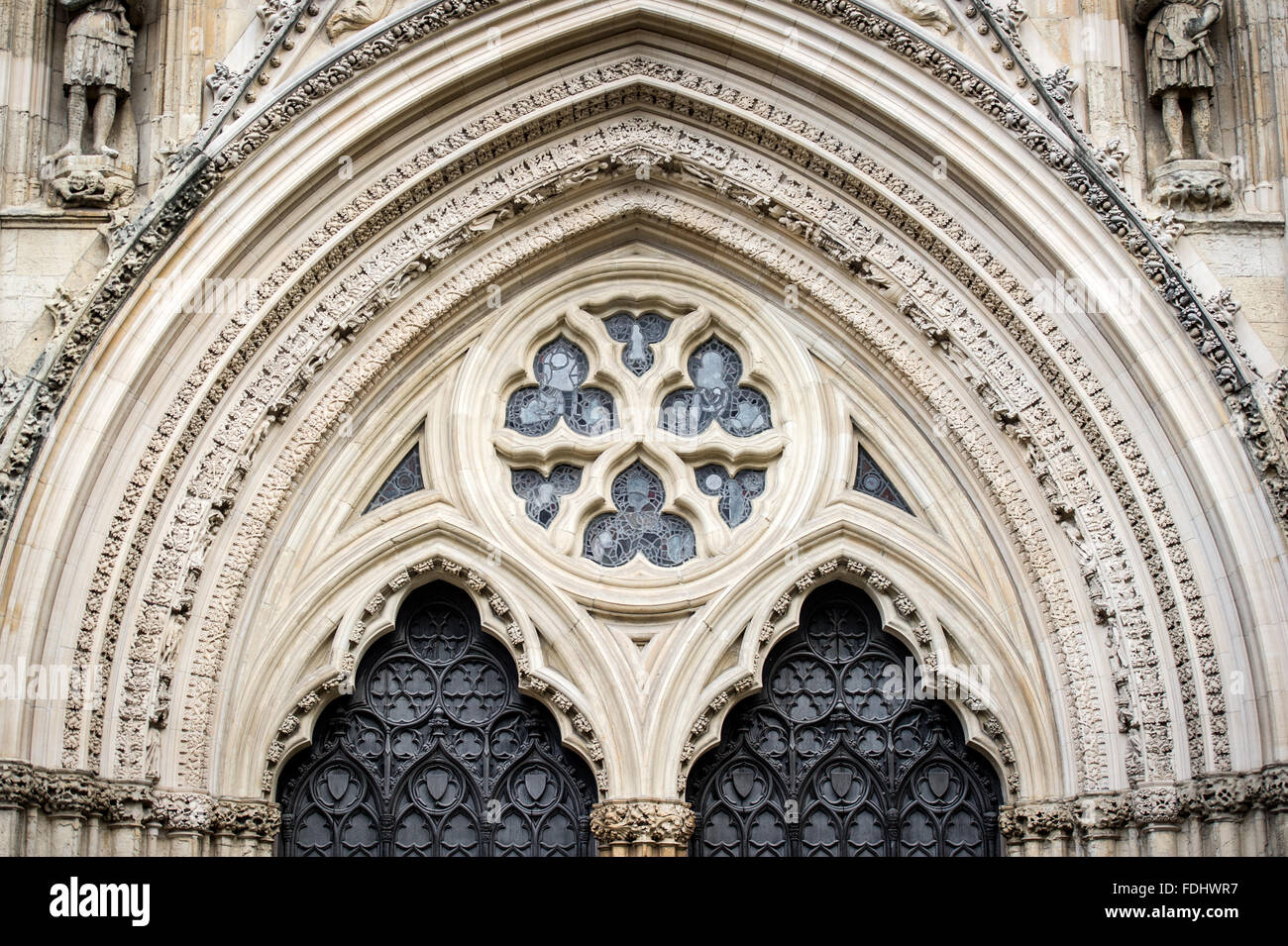 Porte décorative à York Minster dans Yorkshire, Angleterre, Royaume-Uni Banque D'Images