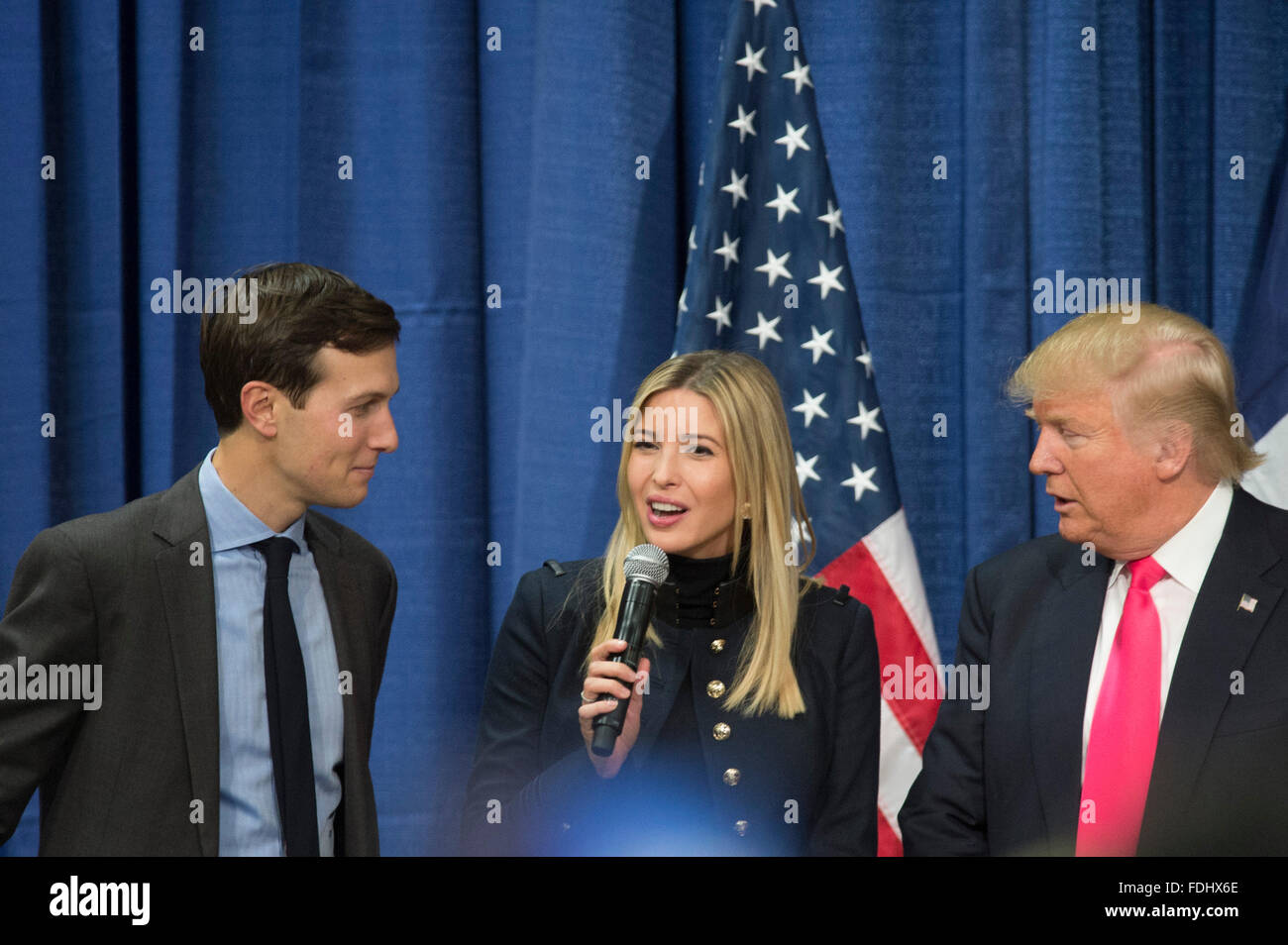 La fille de Donald Trump, Ivanka, avec son mari Jared Kushner (à gauche), prend la parole à un rassemblement électoral à Council Bluffs, Iowa Banque D'Images