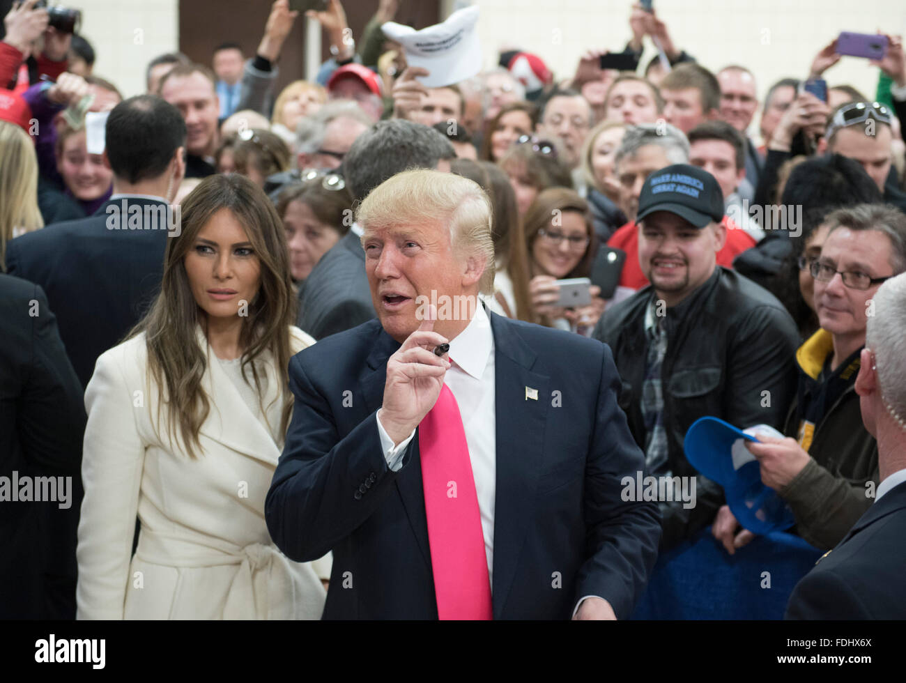 Donald Trump accueille certains des 2 000 partisans présents à un rassemblement électoral à un middle school à Council Bluffs Iowa Banque D'Images