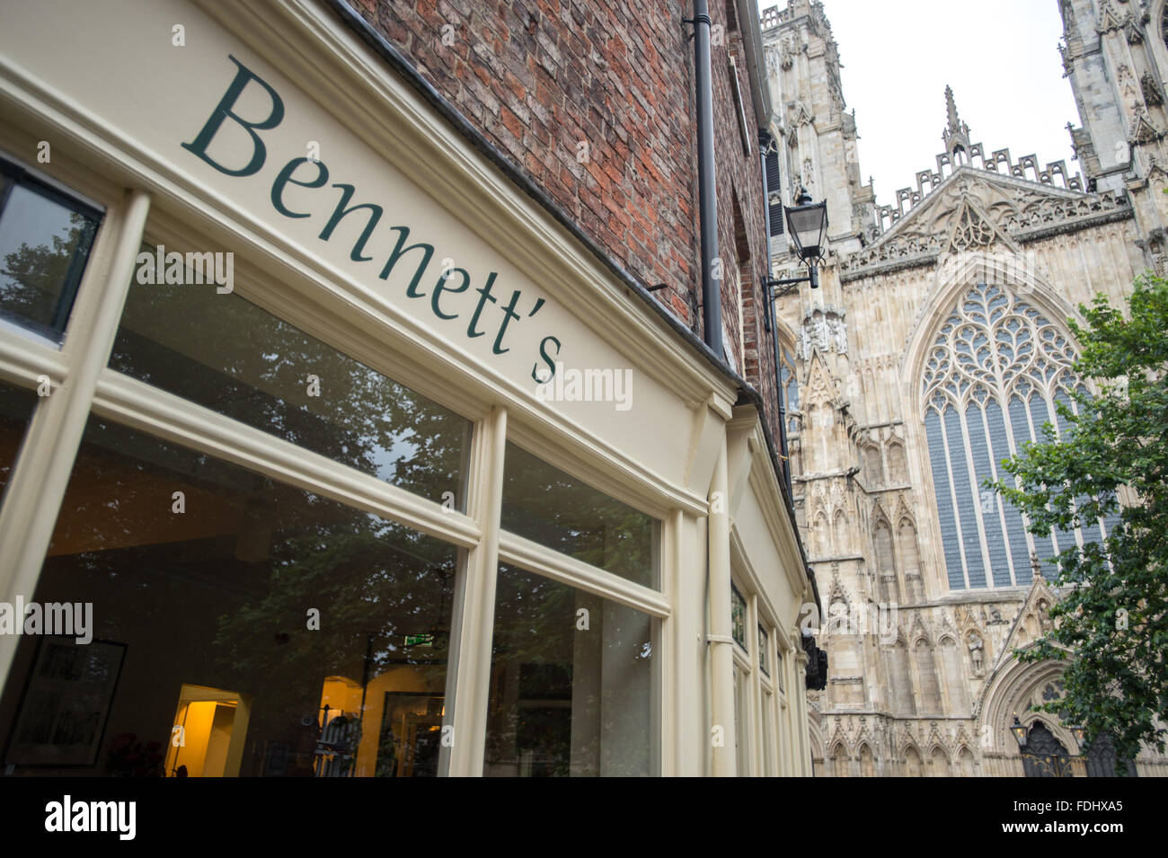 Bennett's Restaurant à l'extérieur de la cathédrale de York, dans le Yorkshire, England, UK. Banque D'Images