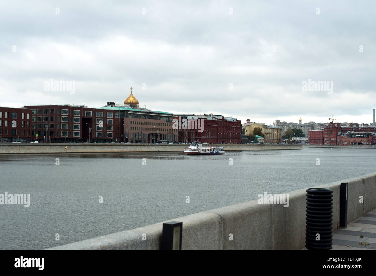 Promenade le long de la rivière de Moscou à l'automne sans soleil Banque D'Images