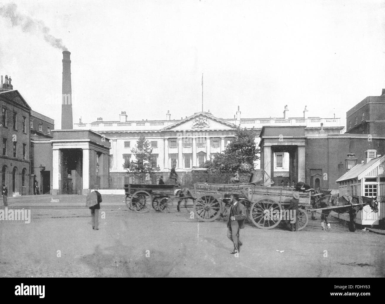 Londres : La Monnaie royale- de l'approche du Tower Bridge, antique print 1896 Banque D'Images