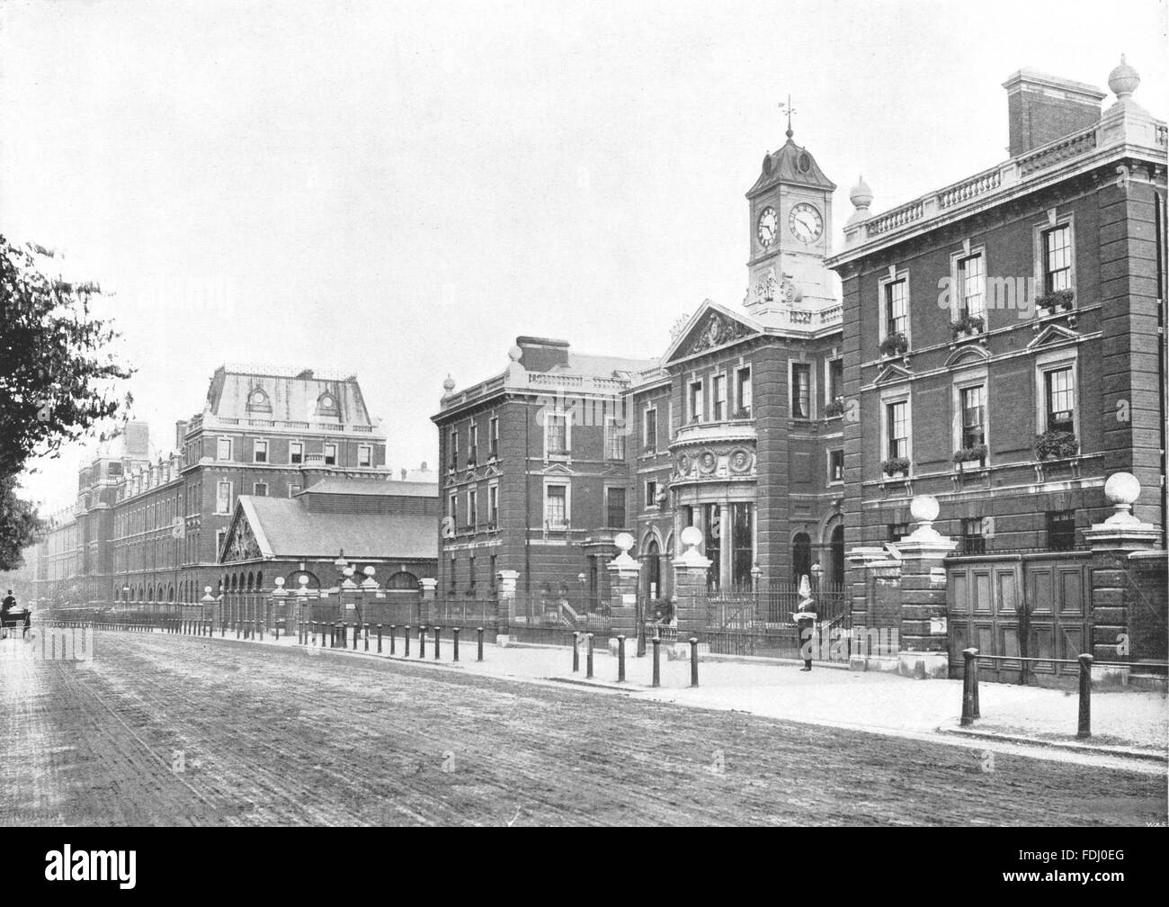 Londres : Knightsbridge Barracks- la caserne, antique print 1896 Banque D'Images