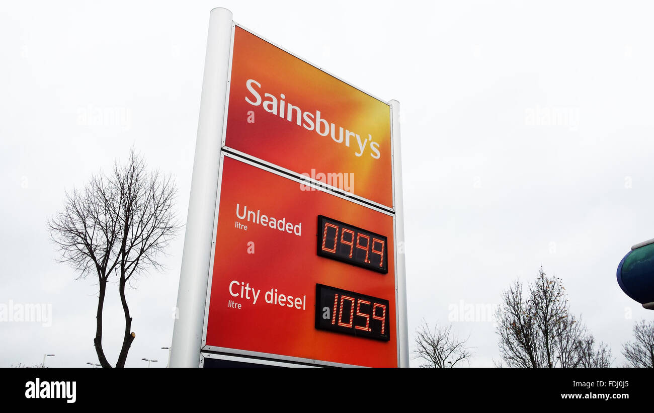Des prix de l'essence à une station essence Sainsburys Banque D'Images