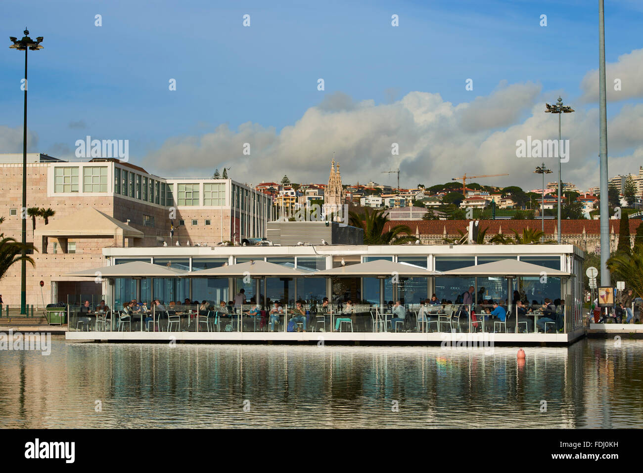 Terrasse au-dessus de l'eau dans la région de Belém, Lisbonne, Portugal Banque D'Images