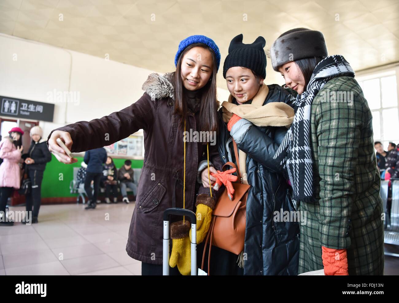 (160201) -- HULUN BUIR, le 1 février 2016 (Xinhua) -- passagers prendre vos autoportraits en attendant à bord des trains à la gare de Genhe, Chine du nord, région autonome de Mongolie intérieure, le 31 janvier 2016. Situé à l'extrême nord de la Chine et fondée en 1956, la gare de Genhe est un des lieux les plus froids de son genre avec la température durant la Fête du Printemps les rush atteint près de moins 40 degrés Celsius. (Xinhua/Lian Zhen) (WF) Banque D'Images