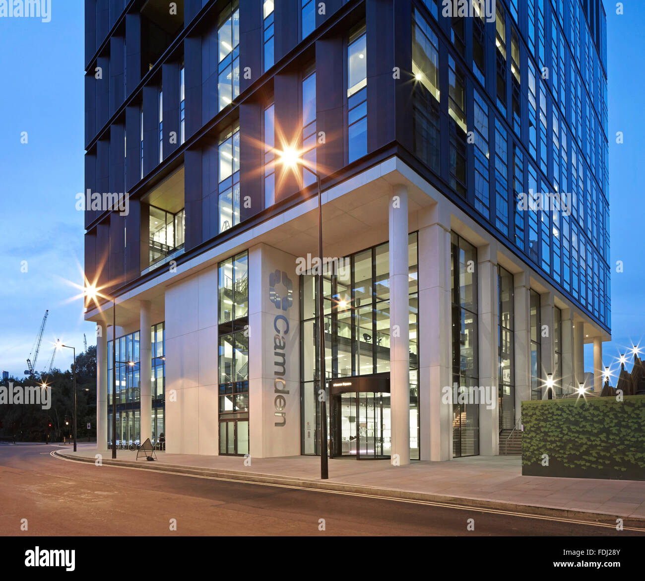 L'altitude d'entrée principale de coin nuit. 5 Pancras Road, London, United Kingdom. Architecte : Bennetts Associates Architects, Banque D'Images