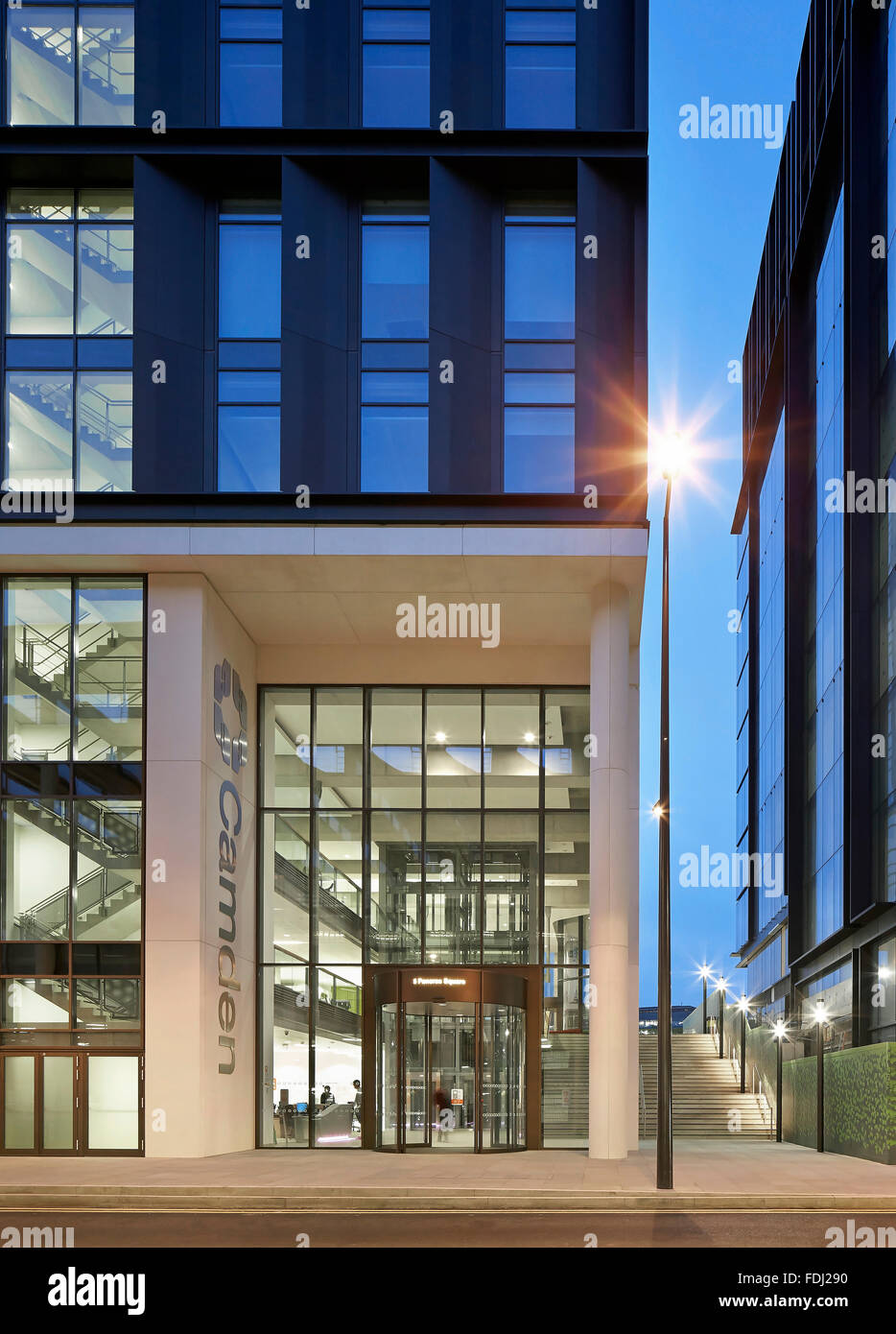 Élévation avant d'entrée principale dans la nuit. 5 Pancras Road, London, United Kingdom. Architecte : Bennetts Associates Architects, Banque D'Images