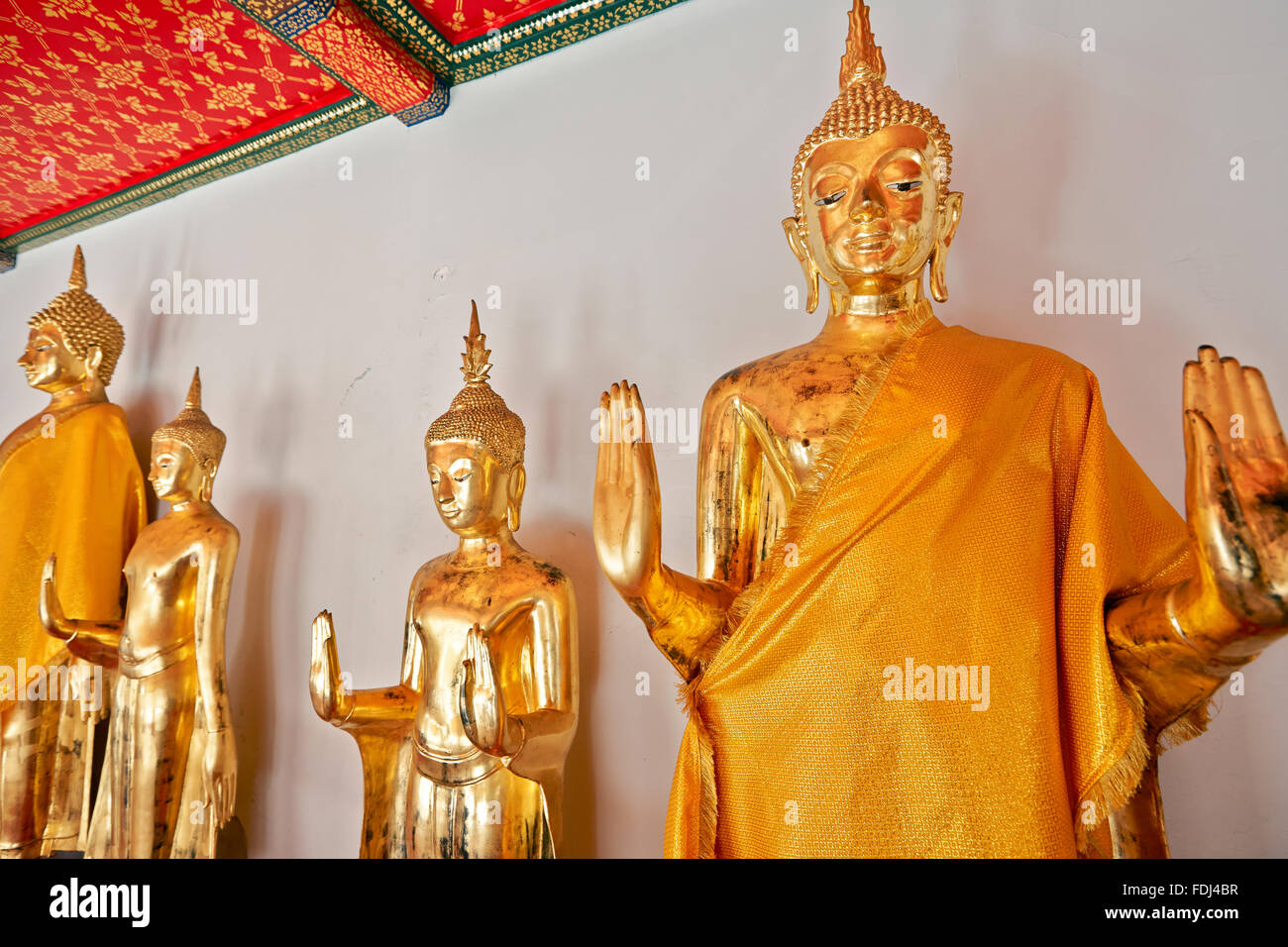 Les images de Bouddha dans la galerie de colonnades. Temple de Wat Pho à Bangkok, Thaïlande. Banque D'Images