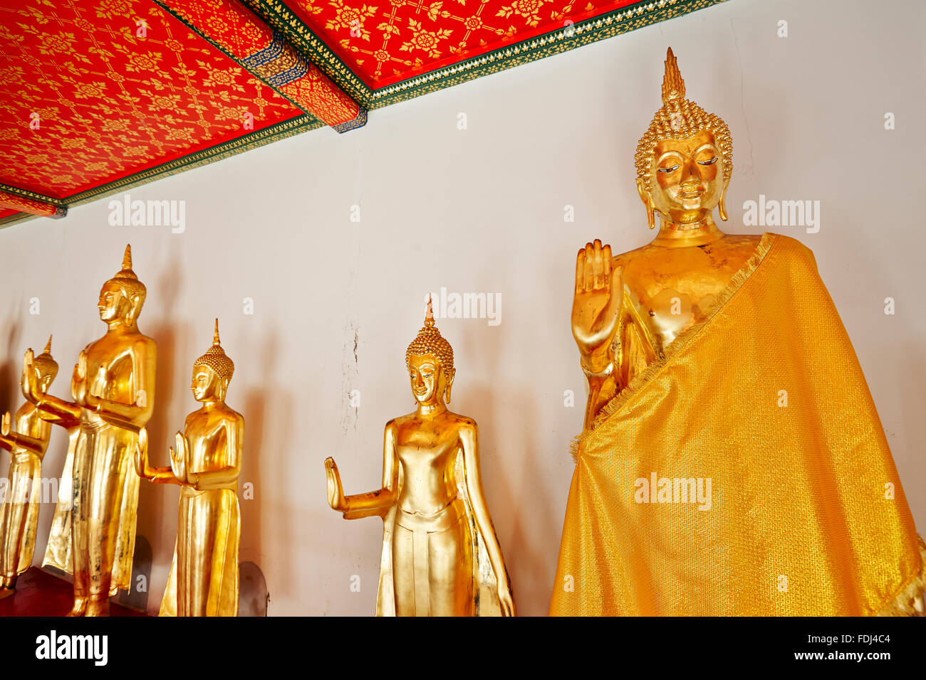 Les images de Bouddha dans la galerie de colonnades. Temple de Wat Pho à Bangkok, Thaïlande. Banque D'Images